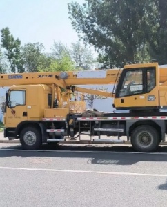 对于精密设备的吊装，吊车出租有哪些特殊注意事项？