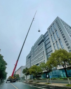 在不同地形的工程现场，吊车出租如何适应环境呢？