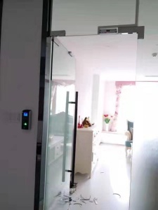 上海玻璃门安装 玻璃门地弹簧门维修 配换玻璃 ​​‌‌定做钢化玻璃 定做玻璃移门