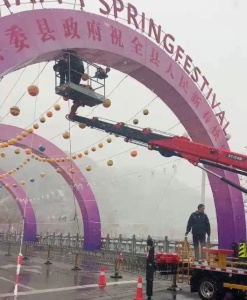 随车吊需要自己配司机吗？工资多少钱一天？