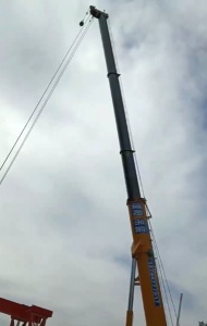 阳春市50吨吊车出租一天的费用大概是多少？