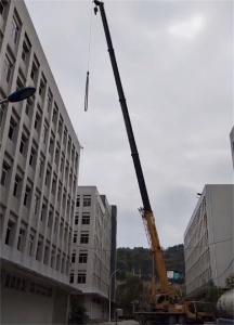 吊装超高物品时如何计算风力影响?