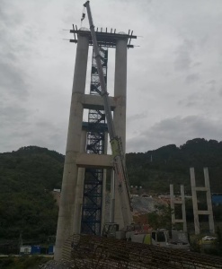 您知道吊车支腿垫板厚度不够会导致地面塌陷吗？