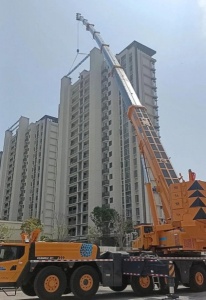 起重吊装作业时，遇到大风天气该如何处理？