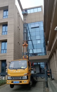 如何保障吊车在设备吊装中不发生侧翻？