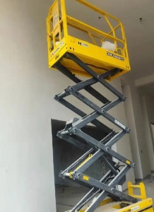 租赁登高车时，设备操作人员是自带还是租赁公司提供？