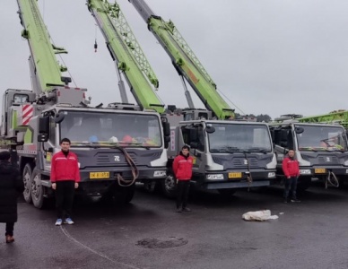 内江钢构厂房吊装优选！多吨位吊车出租，专业团队全程服务