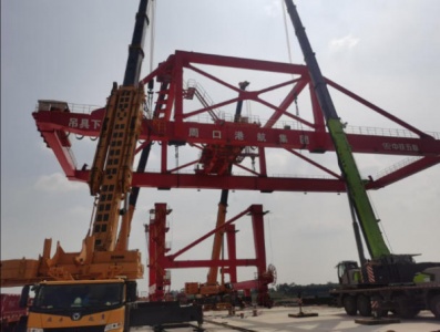 小车不小心掉沟里了，用吊车可以吊起来吗？