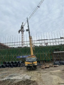 吊车怎样在水坝建设中进行建筑材料吊运?