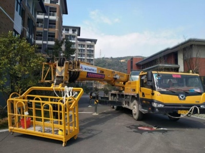 吊车如何在高速公路服务区建设中进行吊运？