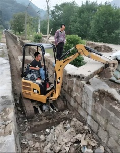 重庆防水型小挖掘机出租，雨季施工不用愁