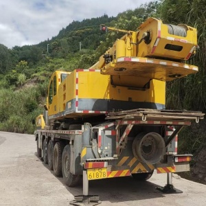 吊车操作中的主要安全风险是什么,如何预防?