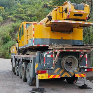 吊车在进行高空作业时，应采取哪些特殊的安全措施？