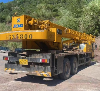 在吊装重物时，如何准确估算其重量以避免超载？