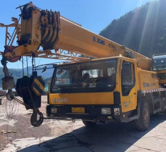 吊车司机在遇到紧急情况时应如何操作吊车以避险？