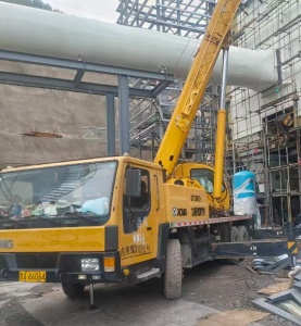 如何根据作业环境选择合适的吊车类型？