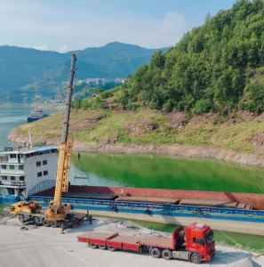 在使用吊车进行大件物品搬运时应注意哪些要点？