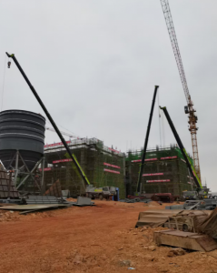 大型吊车的操作需要多少人协同配合，各自职责是什么？