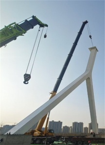 设备重心不稳或形状不规则时，吊点应如何选择与加固？