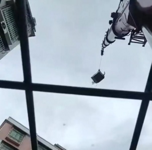 当吊车吊起水上的漂浮物，如何保证吊运过程的平稳？