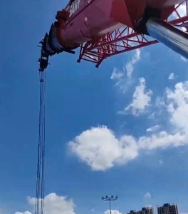 吊车的支腿如何伸展才可以保证吊车的稳定平衡？