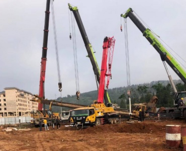 吊车装卸重物时如何确保操作人员的安全呢？