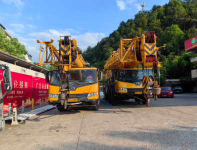 在操作吊车时，操作员如何将设备放置在可以清晰看到的位置！