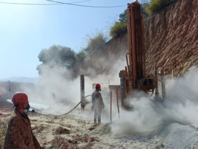 如何通过前期勘察初步预估打井的深度与难度？