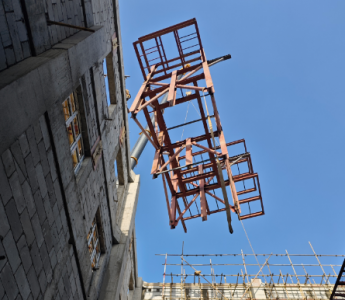 对于超高超重吊装任务，阿拉尔吊车出租公司有何应对策略？