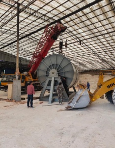 为什么在西双版纳租用起重机的时间和费用需要提前澄清？