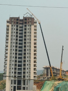 如果要起吊的重物相对较轻，如何选择小型吊车？